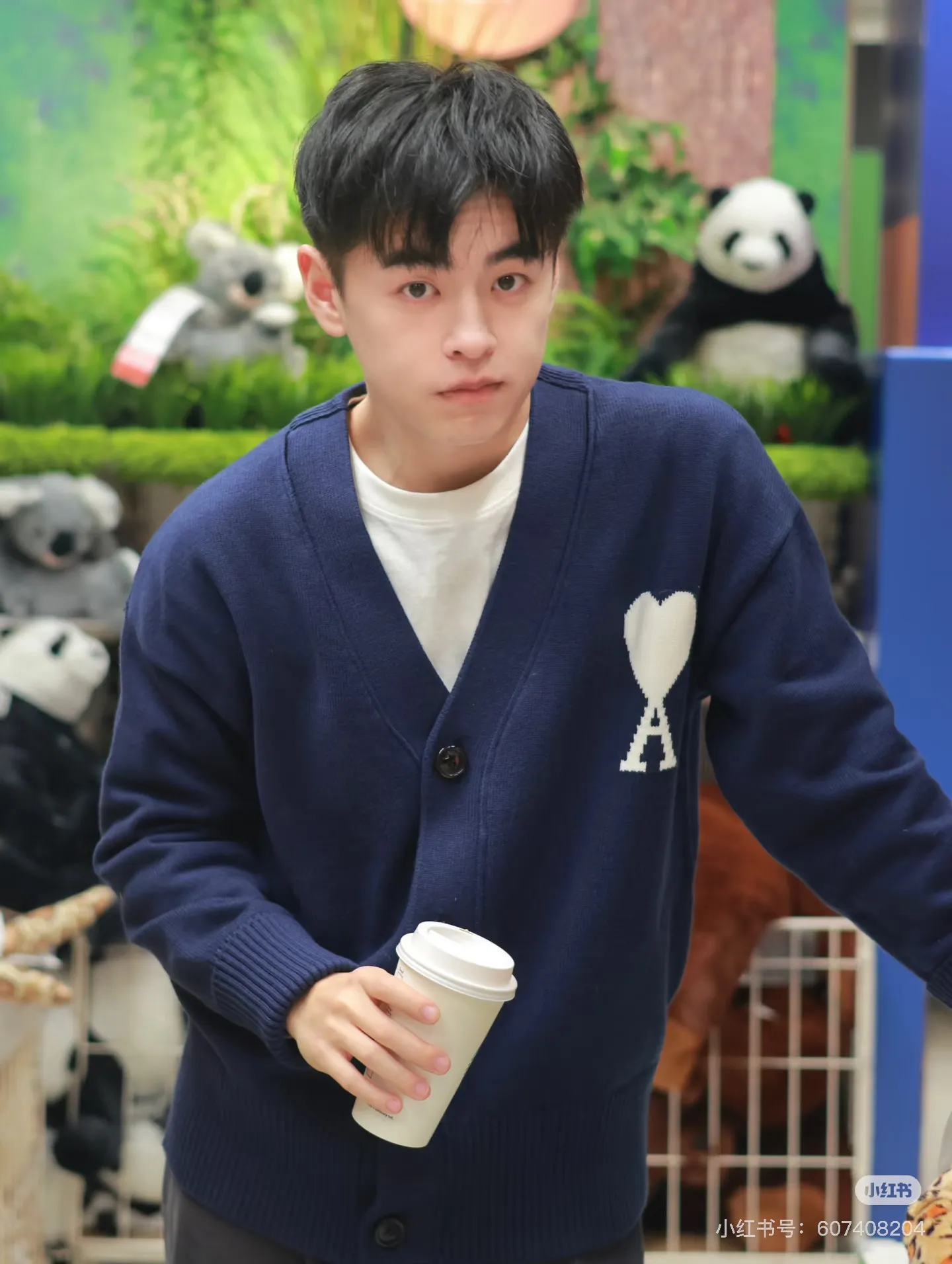 [Upper body picture] Ami love V-neck knitted cardigan